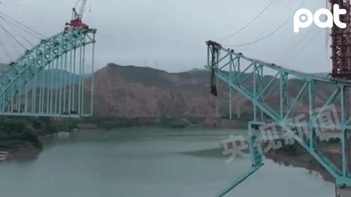 Colapso de puente deja muertos en China