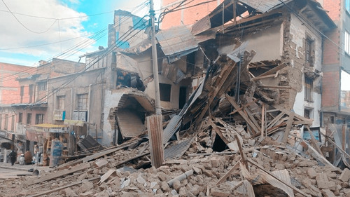 Vivienda antigua colapsa en la zona Gran Poder de La Paz