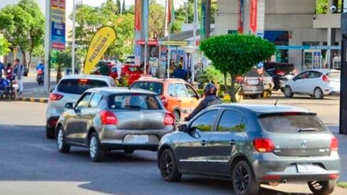 Persisten largas filas por gasolina en Cochabamba 