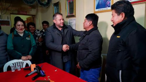 Gobierno y transportistas de Yungas firman acuerdo para levantar bloqueos