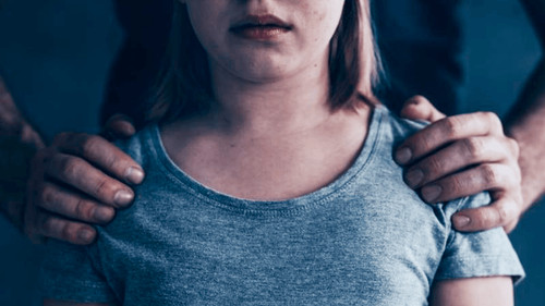 Aparece psicólogo acusado de violar a su paciente