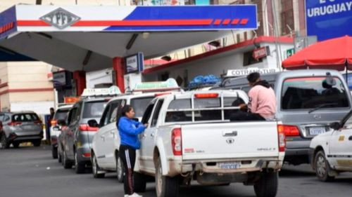 Persisten las filas por combustible en el eje central pese a anuncio de abastecimiento normal