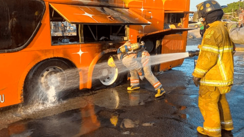Incendio de bus genera pérdidas materiales en Santa Cruz  
