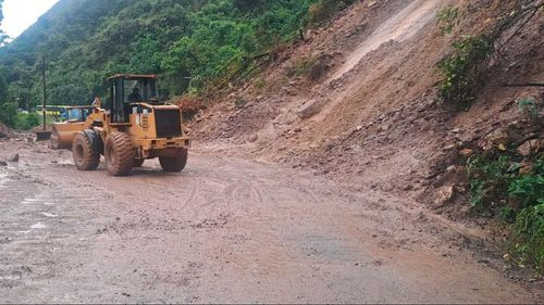  Carril de la ruta Cochabamba – Santa Cruz habilitado por horas tras deslizamientos