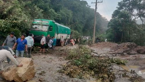 Deslizamiento de tierra en Locotal afecta al tránsito vehicular en la ruta Cochabamba – Santa Cruz