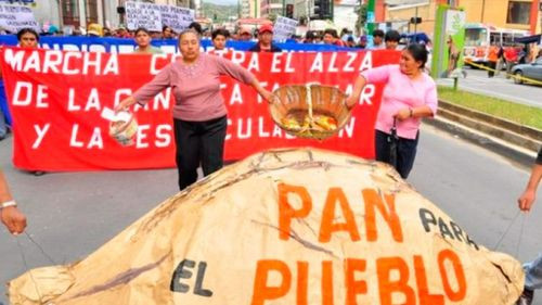  Comerciantes independientes marchan en Cochabamba y exigen frenar la especulación del dólar y alimentos 