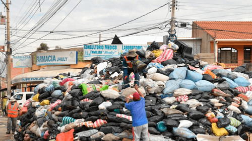  Cochabamba enfrenta una crisis por acumulación de basura en calles y avenidas