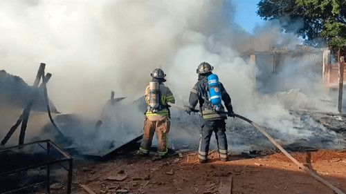 Incendio en el barrio el dorado: bomberos logran controlar el fuego tras intenso operativo  