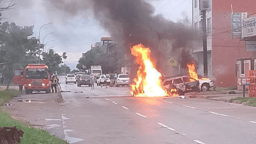 Dos vehículos se incendian tras colisión en la avenida Radial 10; bomberos controlan el fuego