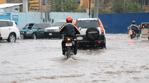 Lluvia en Santa Cruz causa escasez de transporte y calles inundadas 