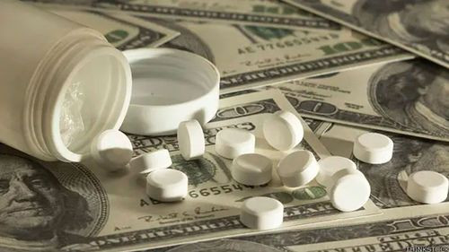 Bioquímicos advierten sobre escasez y alza de precios en medicamentos debido a la falta de dólares