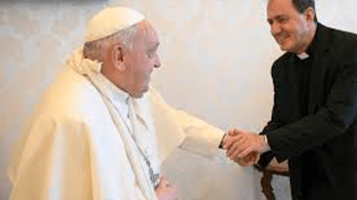 El papa Francisco sufre otra caída y le inmovilizan el brazo por precaución