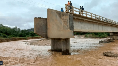 Cede parte de un puente en Mizque tras crecida del río por intensas lluvias