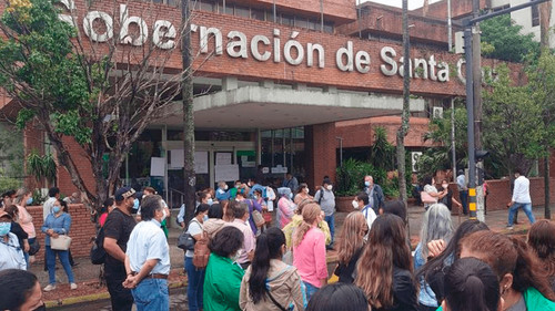 personal de salud mantiene protesta en la gobernación cruceña y exige atención inmediata