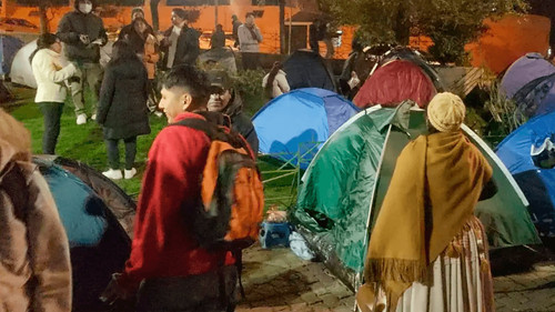 Médicos duermen en puertas del Sedes La Paz en busca de un sello para ejercer  