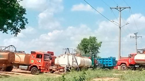 Trabajadores y choferes bloquean entrada al vertedero municipal de San Miguel de los Junos por falta de pago
