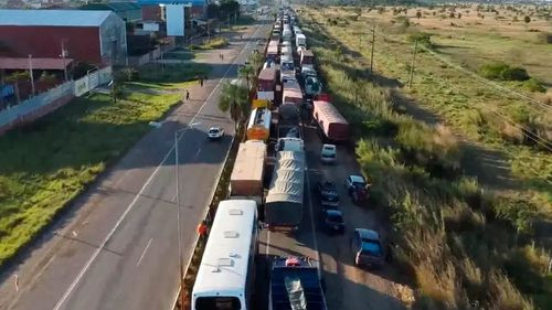 Imagen de Mototaxistas bloquean vía Santa Cruz - Warnes por alza de tarifas