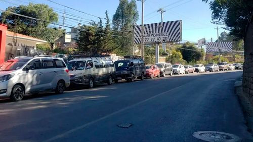 filas interminables por combustible continúan en ciudades del eje central pese a promesas de YPFB