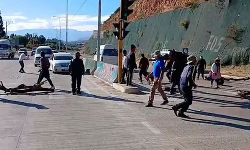 Evistas bloquean carretera Cochabamba–Santa Cruz en protesta por crisis económica y la inhabilitación de Evo
