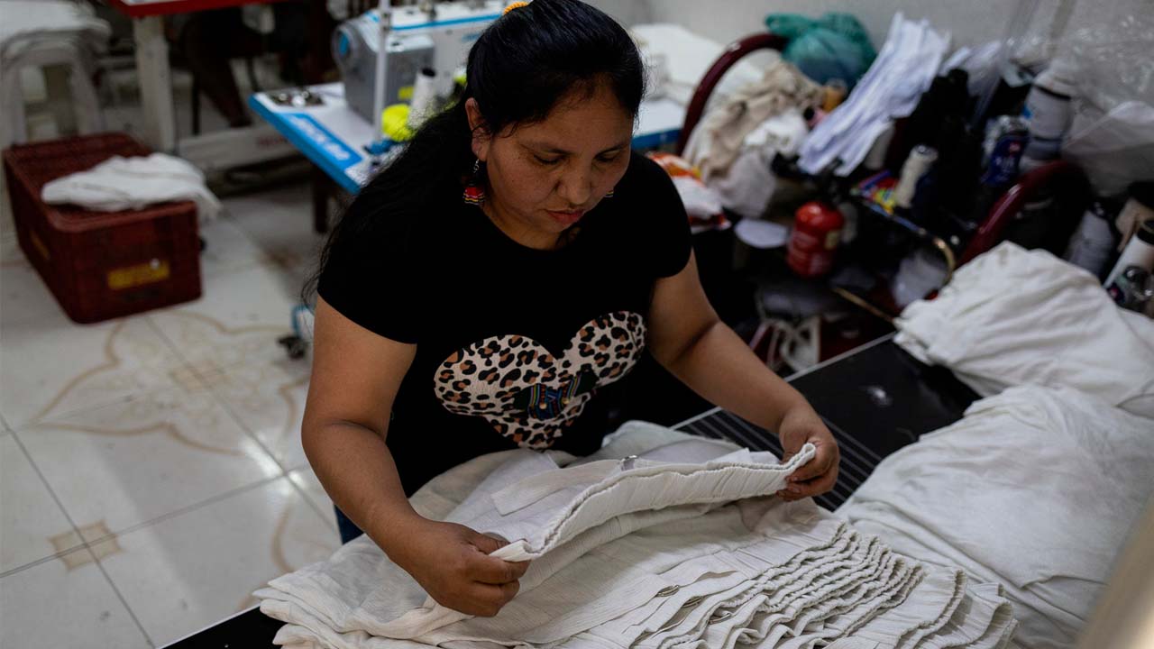 Costureras bolivianas en Brasil.jpg