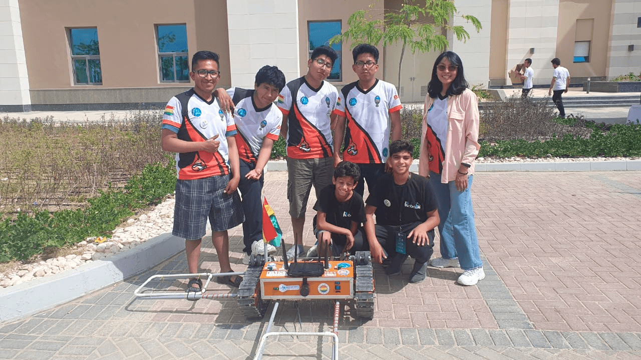 La bandera de Bolivia brilla en Egipto Estudiantes de la UMSA ganadores del mundial de robótica.png