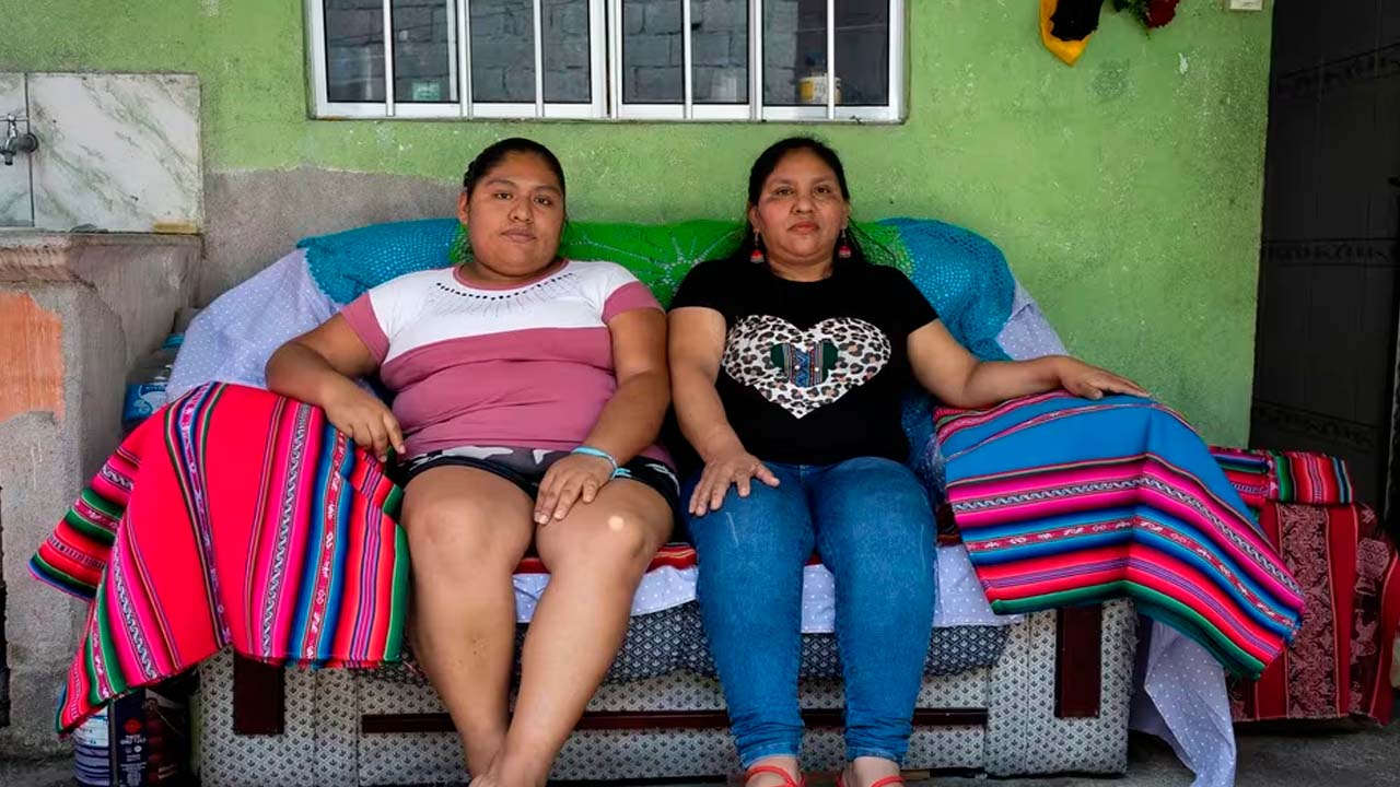 La costurera boliviana Dilma Chilaca y su compañera.jpg