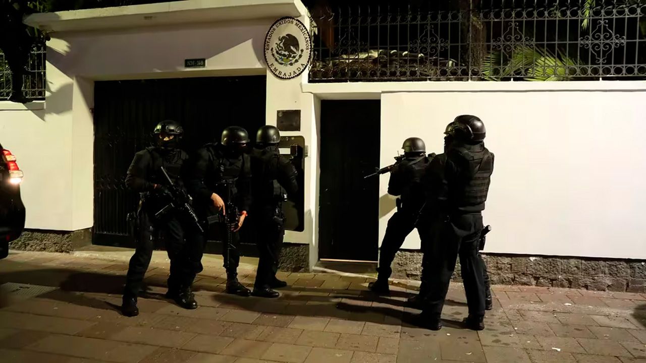 Policía ecuatoriana irrumpe en embajada de México.jpg