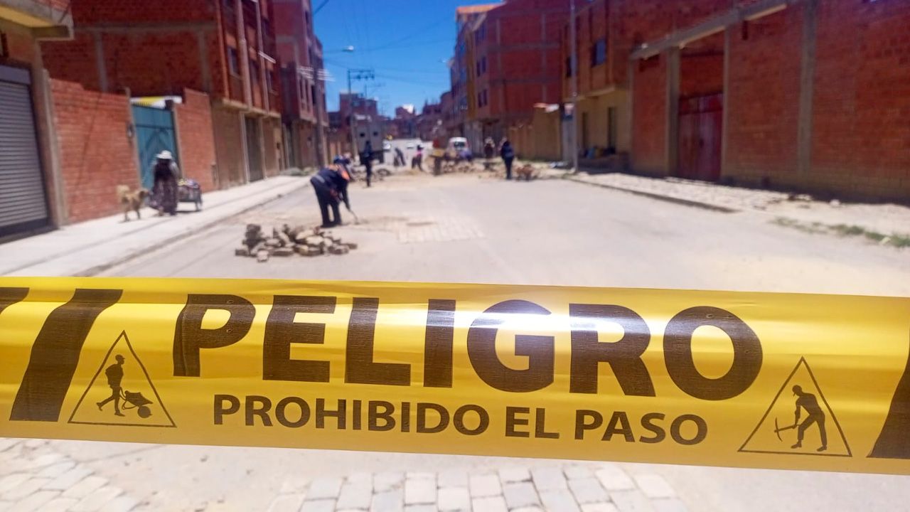 El Alto realiza bacheo con losetas recicladas en la urbanización El Ingenio