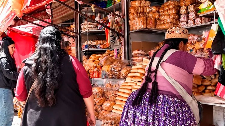 Venta de pan a Bs 1 genera reclamos en La Paz