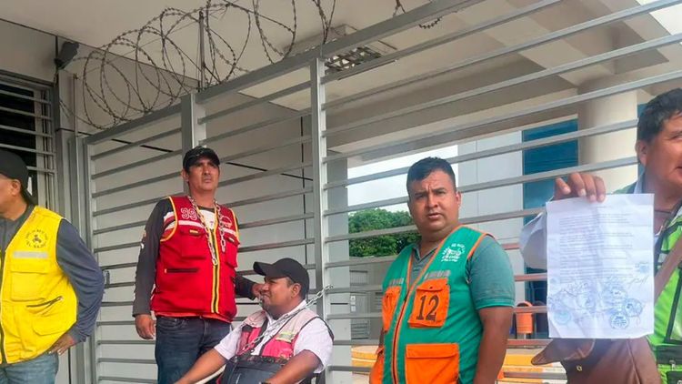 Mototaxistas se encadenan en YPFB exigiendo resarcimiento por daños de la "gasolina desestabilizada"