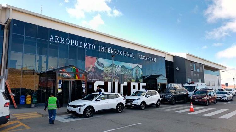 Paz promete reimpulsar vuelos Sucre-Cusco y mejorar conectividad aérea
