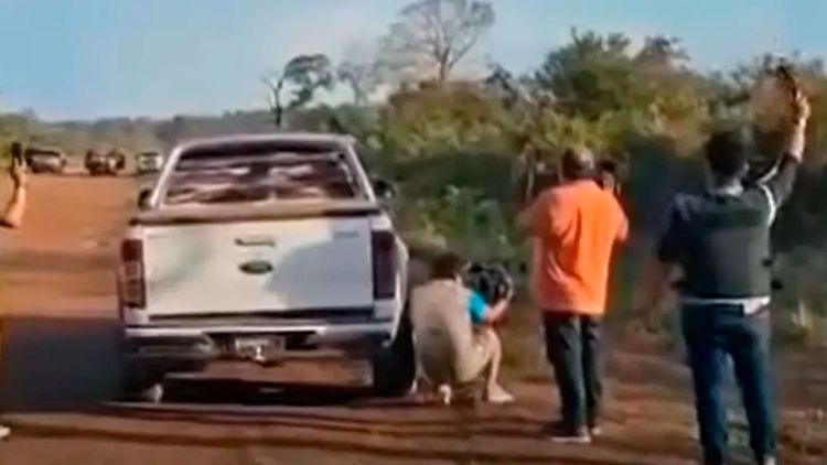 Policías apuntan a periodistas por error en San Matías