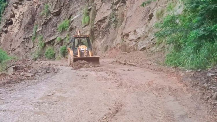 Derrumbe y caída de mazamorra provocan cierre de la carretera Santa Bárbara – Caranavi – Quiquibey