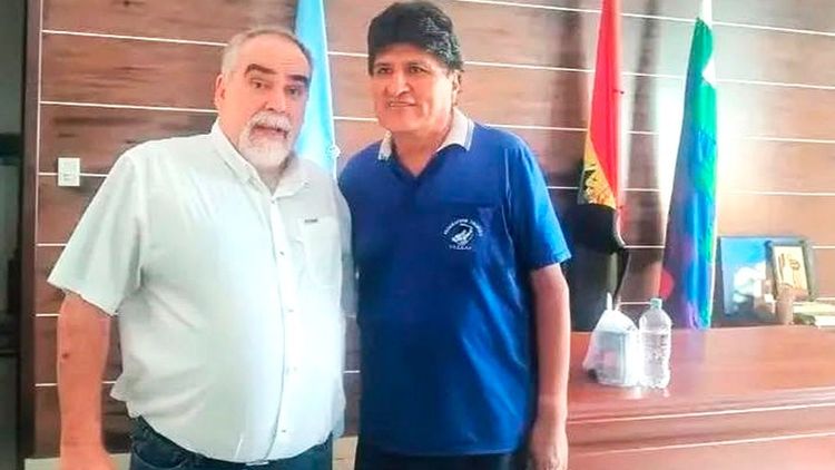 Subirana aparece junto a Evo en el Chapare