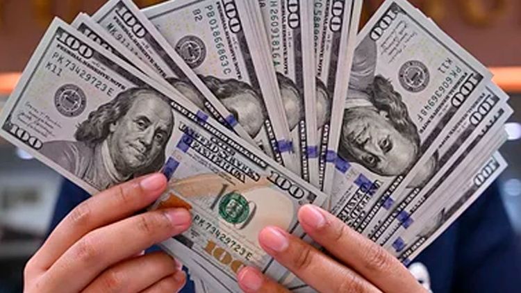 El dólar se mueve y cierra con leve baja este lunes en Bolivia