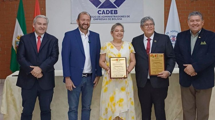 Dos administradores de empresas reciben el “Birrete de Oro” por su mérito profesional