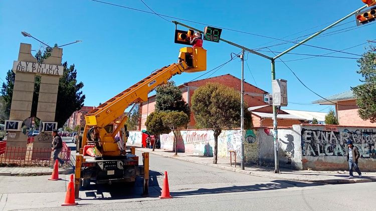Rehabilitan semáforos en principales avenidas de El Alto 