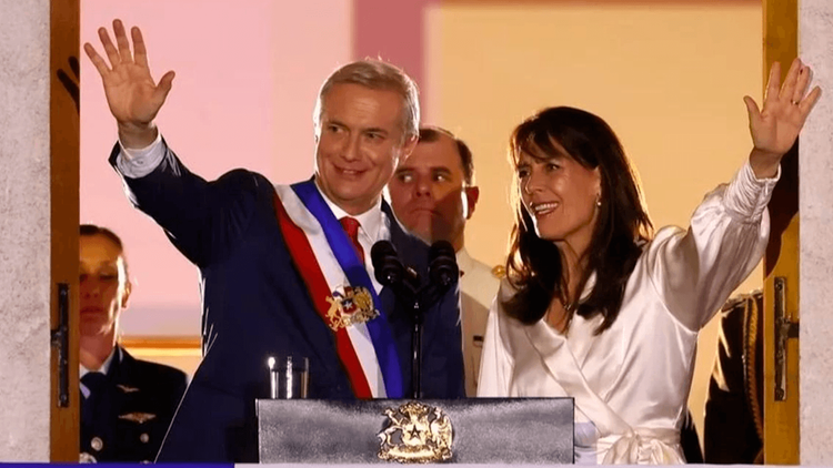 Kast firma decretos para construir barreras en la frontera con Bolivia