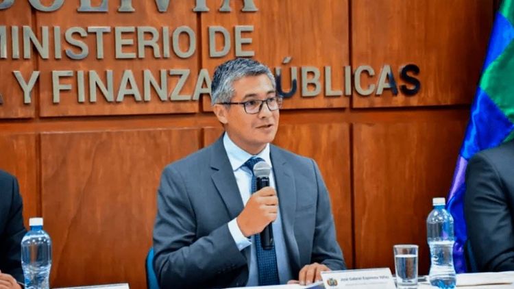 Ministro de Economía no asistirá a interpelación por viaje a reuniones del FMI y Banco Mundial