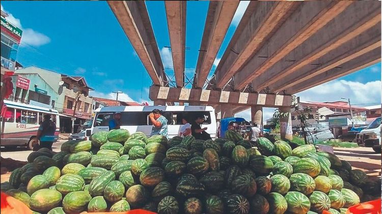 Ambulantes ocupan rotonda del Plan Tres Mil y generan caos en Santa Cruz