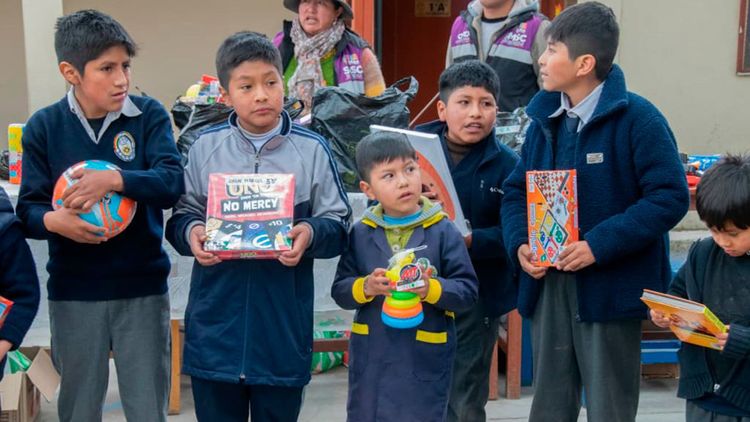 El Alto cambia juguetes bélicos por juegos didácticos en colegios