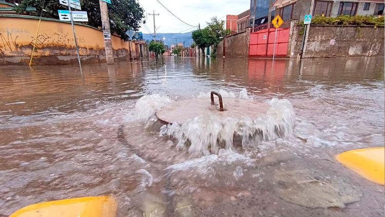 Intensa lluvia inunda calles y viviendas en Cochabamba