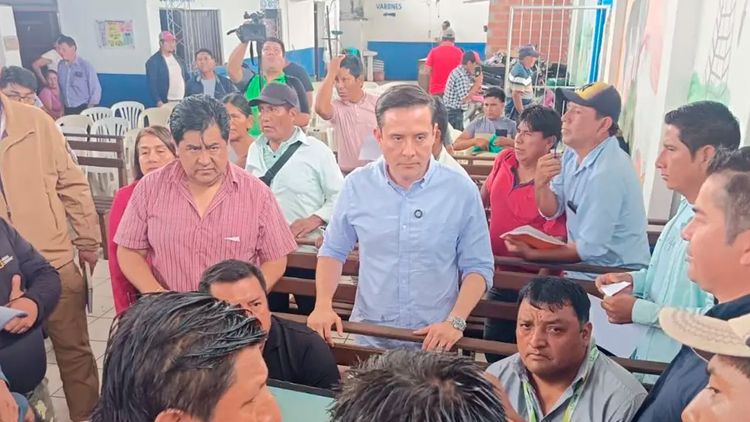 Gobierno y productores instalan diálogo mientras continúa bloqueo en Yapacaní