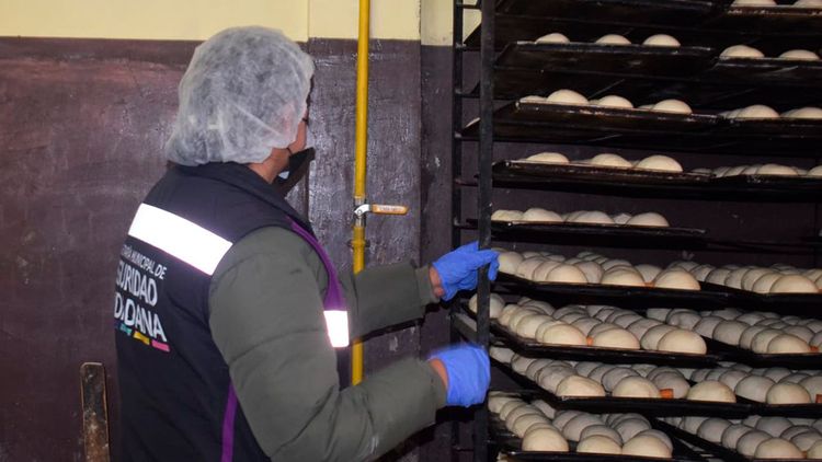 Decomisan harina vencida en operativos a hornos de El Alto