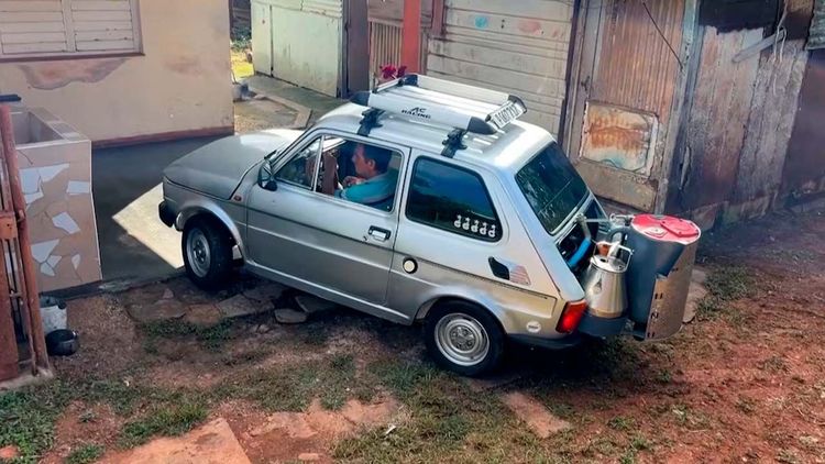 Cubanos usan carbón vegetal como combustible para los automóviles ante la falta de petróleo