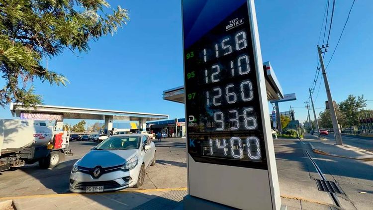 Chile anuncia histórica alza de combustibles: gasolina subirá 32% y diésel 62%