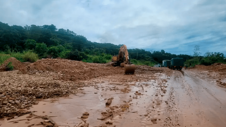Lluvias y bloqueos afectan la transitabilidad en carreteras del país