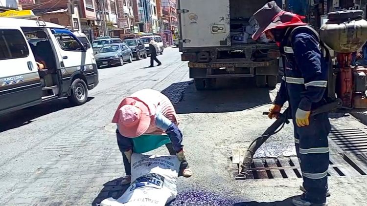 Municipio realiza trabajos de bacheo en Villa Dolores