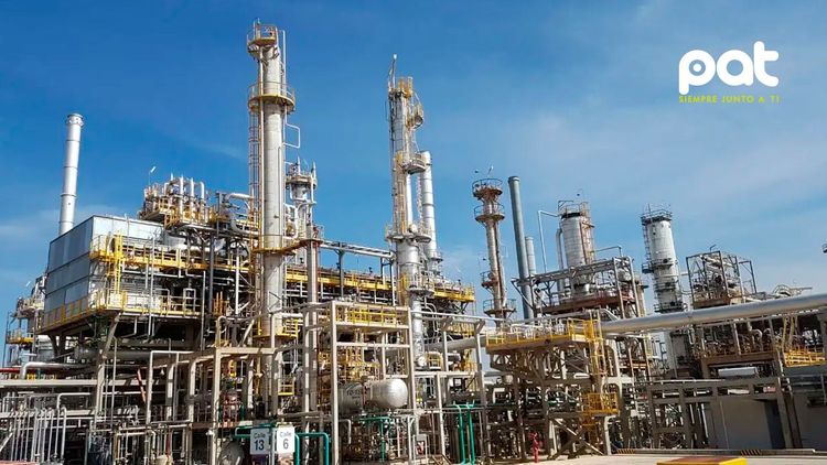 Gobierno evalúa importar petróleo crudo para producir combustibles en el país y reducir costos