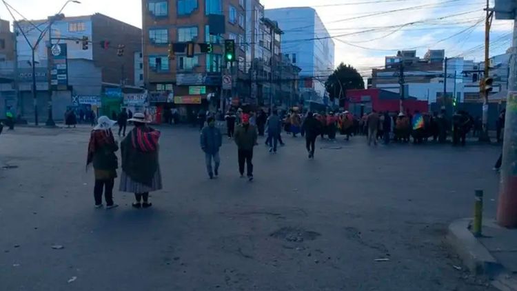 Policía interviene tras enfrentamiento entre vecinos y bloqueadores en El Alto